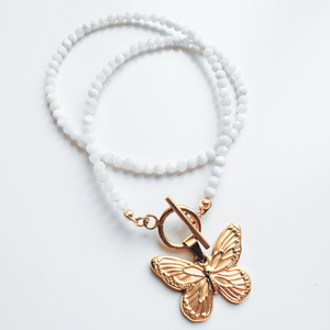 Colier la baza gatului din piatra lunii cu pandantiv fluture auriu si inchizatoare toggle - Artynos.ro