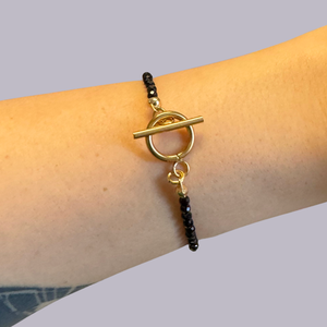 Bratara aurie din turmalina neagra si otel inoxidabil cu inchizatoare toggle - Artynos.ro