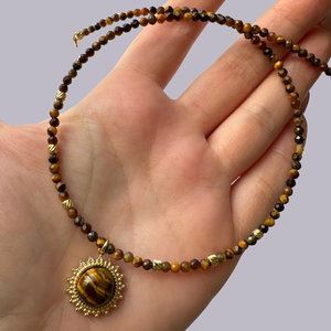 Colier auriu la baza gatului din ochi de tigru - Succes - Artynos.ro