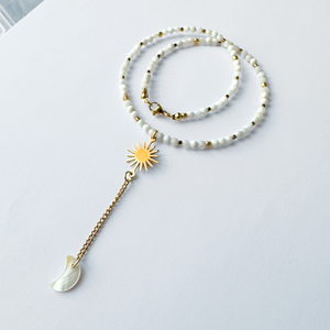 Colier auriu la baza gatului din piatra lunii cu pandantiv soare si luna din sidef - Artynos.ro