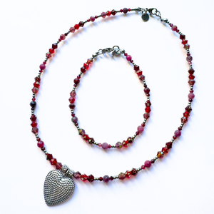 Set colier si bratara turmalina roz, granat si cristale din sticla  - bijuterii - coliere - coliere din pietre semiprețioase - Artynos.ro