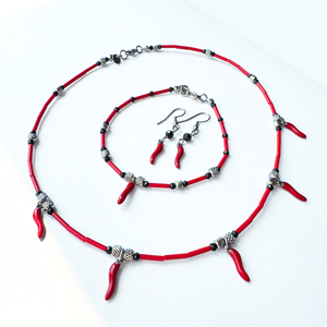 Set argintiu cu turmalina neagra, margele rosii si charm-uri norocoase ardei iute ( Lucky Chili Pepper), Bijuterii, Coliere, Coliere cu pandative, Confectionarea bijuteriilor, ! Te rugam sa ne mentionezi in Campul de Comentarii / Mentiuni, atunci cand plasezi comanda, ce dim..., ARTYNOS