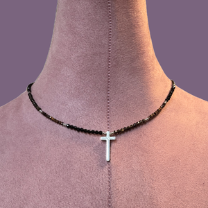 Colier argintiu din turmalina neagra, ochi de tigru si obsidian cu pandativ cruce - protectie energetica - bijuterii - coliere - coliere din pietre semiprețioase - Artynos.ro