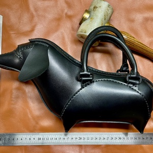 Geantă Teckel din piele naturală � Handmade în România - genți și portofele - genți de mână și umăr - geantă crossbody - Artynos.ro