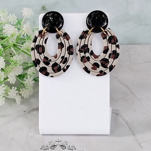Cercei cu tijă animal print - bijuterii - cercei - cercei din rășină - Artynos.ro