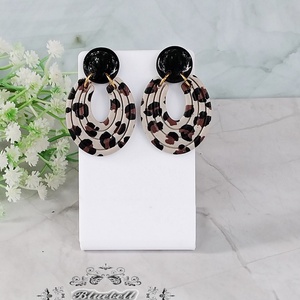 Cercei cu tijă animal print - bijuterii - cercei - cercei din rășină - Artynos.ro