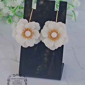 Cercei cu flori - bijuterii - cercei lungi - Artynos.ro Cercei cu flori - bijuterii - cercei lungi - Artynos.ro