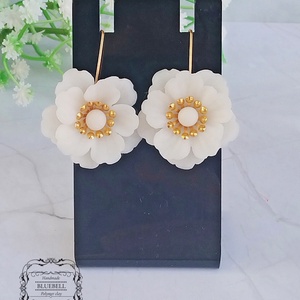 Cercei cu flori - bijuterii - cercei lungi - Artynos.ro Cercei cu flori - bijuterii - cercei lungi - Artynos.ro