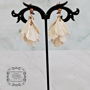 Cercei cu petale sidefate - bijuterii - cercei - cercei lungi - Artynos.ro