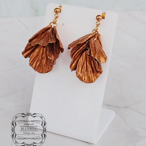 Cercei cu petale sidefate - bijuterii - cercei lungi - Artynos.ro Cercei cu petale sidefate - bijuterii - cercei lungi - Artynos.ro