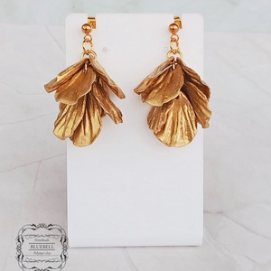 Cercei cu petale sidefate - bijuterii - cercei - cercei lungi - Artynos.ro