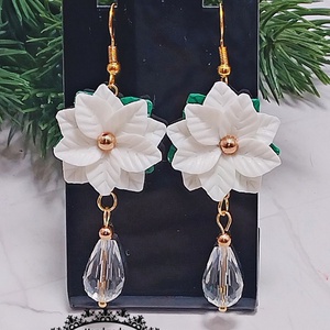 Cercei lungi cu crăciunițe albe - bijuterii - cercei - cercei cu figurine - Artynos.ro