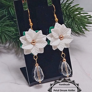 Cercei lungi cu crăciunițe albe - bijuterii - cercei - cercei cu figurine - Artynos.ro