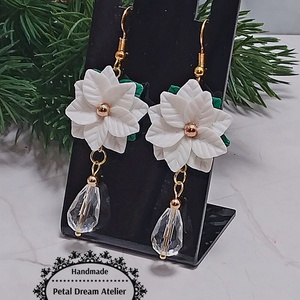 Cercei lungi cu crăciunițe albe - bijuterii - cercei - cercei cu figurine - Artynos.ro