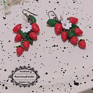 Cercei lungi cu căpșuni - bijuterii - cercei - cercei cu figurine - Artynos.ro