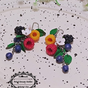 Cercei lungi cu fructe de pădure - bijuterii - cercei - cercei cu figurine - Artynos.ro