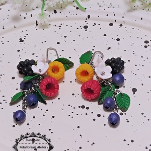 Cercei lungi cu fructe de pădure - bijuterii - cercei - cercei cu figurine - Artynos.ro