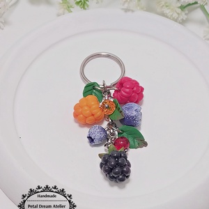 Breloc cu fructe de pădure - genți și portofele - accesorii genți - breloc - Artynos.ro