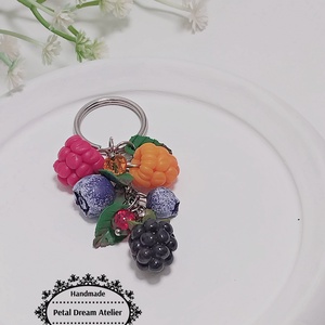 Breloc cu fructe de pădure - genți și portofele - accesorii genți - breloc - Artynos.ro
