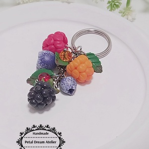 Breloc cu fructe de pădure - genți și portofele - accesorii genți - breloc - Artynos.ro