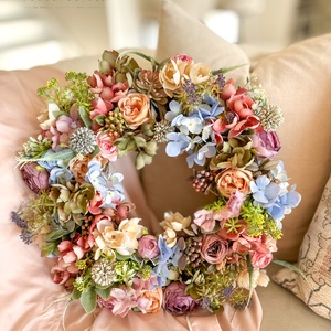 Ciocănel vintage cu flori de mătase pastel, dimensiune completă - coroană de flori - decorațiune de ușă cu flori de măta - casă & stil de viață - accesorii pentru decorat casa - decorațiuni de geam și decorațiuni de ușă  - ornamente de ușă  - Artynos.ro