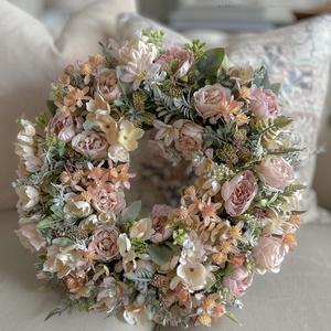 Ciocănel vintage cu flori de mătase pastel, dimensiune completă - coroană de flori - decorațiune de ușă cu flori de măta - casă & stil de viață - accesorii pentru decorat casa - decorațiuni de geam și decorațiuni de ușă  - ornamente de ușă  - Artynos.ro