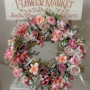 Ciocănel vintage cu flori de mătase pastel, dimensiune completă - coroană de flori - decorațiune de ușă cu flori de măta - casă & stil de viață - accesorii pentru decorat casa - decorațiuni de geam și decorațiuni de ușă  - ornamente de ușă  - Artynos.ro