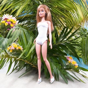 Body alb, rochie, costum de baie – pentru papusi de tip Barbie (a014fh), , , Body, rochie si costum de baie confectionate din jersey elastic de viscoza alb. Decolteul are forma..., ARTYNOS
