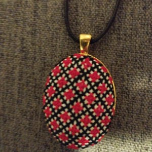 colier brodat cruce cu motiv popular -  - Artynos.ro
