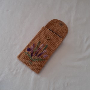 Carcase de telefon croșetate și brodate cu patent magnetic -  - Artynos.ro