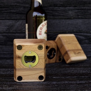 Deschizător de sticle de bere Chunk One din lemn masiv � stejar și nuc - casă & stil de viață - echipamente de bucătărie - decor de bucătărie - magneți de frigider - Artynos.ro