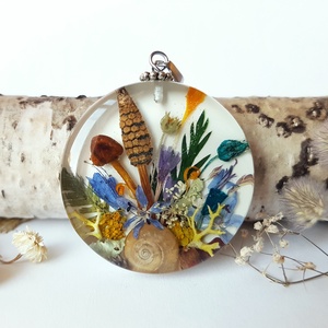 Colier handmade, Pandantiv din rasina buchet flori naturale, Pandantiv terarium, cadou inedit, pandantiv cu melc - Artynos.ro