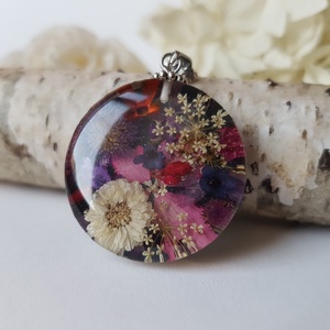 Colier handmade violet Pandantiv cu flori naturale din rasina Pandantiv violet rotund cadou unicat  - bijuterii - coliere - pandativ - Artynos.ro