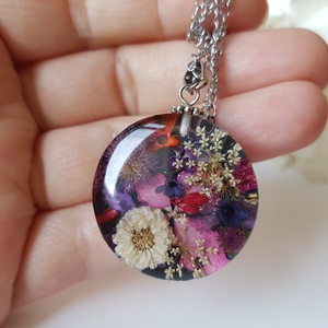 Colier handmade violet Pandantiv cu flori naturale din rasina Pandantiv violet rotund cadou unicat  - bijuterii - coliere - pandativ - Artynos.ro