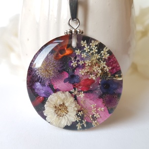 Colier handmade violet Pandantiv cu flori naturale din rasina Pandantiv violet rotund cadou unicat  - Artynos.ro