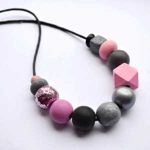 Colier asimetric gri cu roz, colier modern artizanal colier statement colier geometric bijuterie moderna pentru birou, Bijuterii, Coliere, Coliere statement, Confecționarea bijuteriilor, ARTYNOS