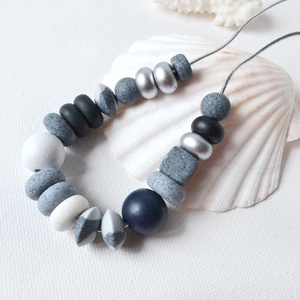 Colier neutru colier modern colier statement colier geometric margele negre albe gri bijuterie casual cadou profesoara - bijuterii - coliere - coliere statement - Artynos.ro