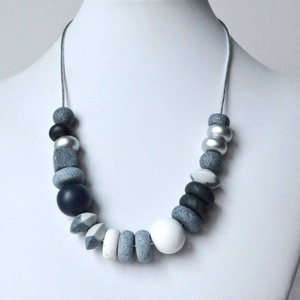 Colier neutru colier modern colier statement colier geometric margele negre albe gri bijuterie casual cadou profesoara - bijuterii - coliere - coliere statement - Artynos.ro