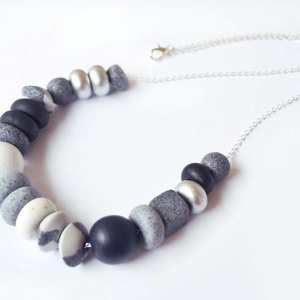 Colier neutru colier modern colier statement colier geometric margele negre albe gri bijuterie casual cadou profesoara - bijuterii - coliere - coliere statement - Artynos.ro