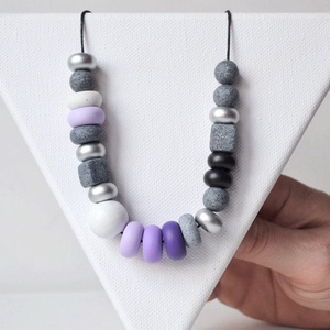 Colier fashion gri Colier modern colier statement colier geometric margele violet gri bijuterie contemporana birou gri - bijuterii - coliere - coliere statement - Artynos.ro
