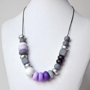 Colier fashion gri Colier modern colier statement colier geometric margele violet gri bijuterie contemporana birou gri - bijuterii - coliere - coliere statement - Artynos.ro
