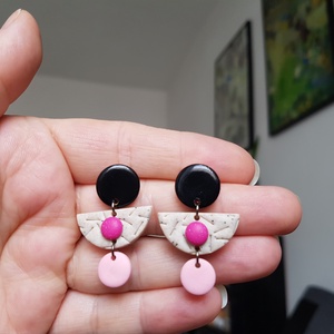 Cercei moderni cu tija cercei cu semicerc Cercei atarnatori roz si negru cercei atarnatori bijuterii contemporane boho - bijuterii - cercei - cercei drop - Artynos.ro