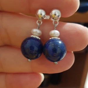 Cercei argint 925 cercei pietre pretioase albastre cercei lapis lazuli si argint cercei perle albe cercei atarnatori - bijuterii - cercei - cercei drop - Artynos.ro