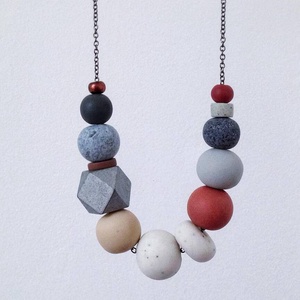 Colier geometric pentru birou colier culori neutre colier statement colier margele bej si gri colier modern cadou iubita, Bijuterii, Coliere, Coliere statement, Confecționarea bijuteriilor, ARTYNOS