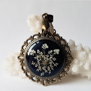 Colier camee handmade Pandantiv vintage din rasina flori naturale buchet de flori colier floare alba cadou dama craciun, Bijuterii, Coliere, Coliere cameo, Aranjament de flori, Confecționarea bijuteriilor, ARTYNOS