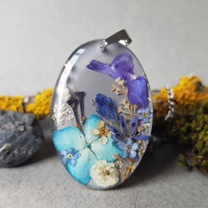 Colier unicat handmade Pandantiv flori naturale albe si albastre medalion botanic hortensie cadou Craciun ocazie nunta - Artynos.ro
