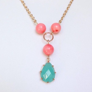 Colier elegant cu coral roz si cristal verde menta pandantiv cristal bijuterie ocazie colier auriu cadou sotie Craciun, Bijuterii, Coliere, Colier Y, Confecționarea bijuteriilor, ARTYNOS