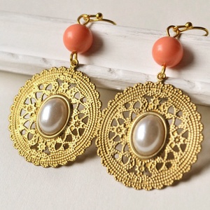 Cercei eleganti Cercei camee cercei perle albe cercei aurii filigran cercei atarnatori coral ocazie nunta stil rafinat  - bijuterii - cercei - cercei cerc - Artynos.ro