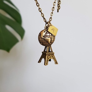 Lantisor cu initiala pandantiv personalizat pandantiv turnul Eiffel Paris pandantiv cu charm cadou iubitor calatorii - bijuterii - coliere - coliere cu nume - Artynos.ro