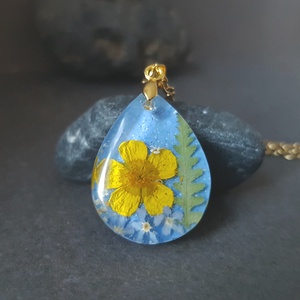 Colier handmade Pandantiv flori naturale albastrele nu-ma-uita medalion botanic cadou martie martisor dragobete - Artynos.ro